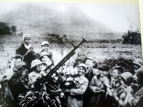 Trong 12 ngày đêm cuối năm 1972, Đội tự vệ nông trường Xuân Mai đã dùng súng máy phòng không 12,7mm bắn rơi 1 chiếc F-111 của Mỹ. Ảnh chụp đơn vị nhận lẵng hoa chúc mừng của Bác Tôn sau thành tích bắn rơi F-111.