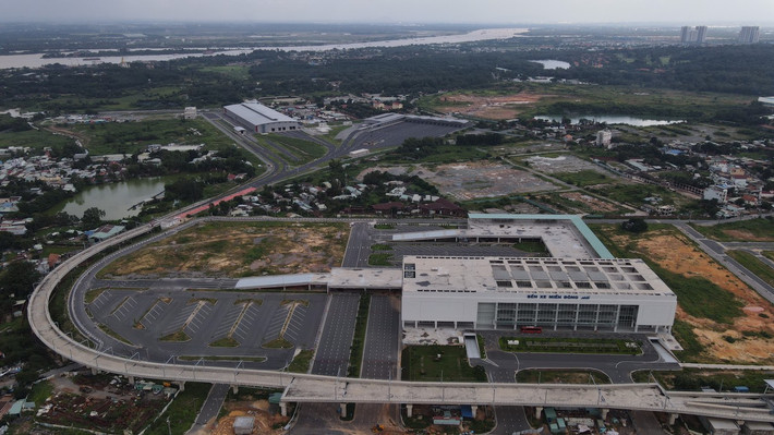 Công trình dự kiến khai thác từ Tết Nguyên đán 2018, sau đó lùi đến đầu năm 2019, rồi gia hạn đến 15/8/2019. Lần gia hạn gần nhất hồi cuối tháng 4 năm nay và hiện là lần thứ 5 bến xe lùi thời gian khai thác.