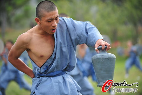 Đây có lẽ là hình ảnh luyện tập ưng trảo công. Trong sách Tự luyện ngạnh công và nhuyễn công của võ sư Hàng Thanh có nhắc đến môn công phu này với cách tập cũng là dùng 5 đầu ngón tay nhấc chiếc bình. Trong bình có nước hoặc mạt sắt với khối lượng từ nhẹ đến nặng. Khi nào có thể một tay nhấc vài chục kg thì bàn tay ấy có thể cầm nắm đối phương với sức mạnh như chiếc kìm. Ảnh: Chinatoday.