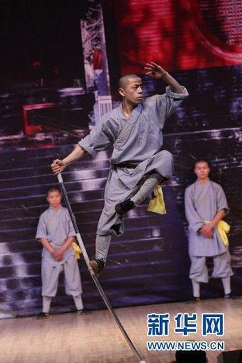 Nói đến Thiếu Lâm mà không nhắc tới côn pháp là một thiếu sót lớn. Côn pháp Thiếu Lâm được hình thành từ sớm và liên tục được cải biến và cập nhật. Cho đến nay, theo đánh giá chùa Thiếu Lâm có tới mấy chục bài côn. Trong đó nổi tiếng có những bài như Túy côn, Hầu côn... Ảnh: News.cn.