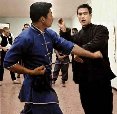 Jackman không tin Tiểu Long sẽ tham gia và sẽ trì hoãn nhưng Tiểu Long đã nhận lời ngay. Jackman muốn hạn chế một số kỹ thuật trong chiến đấu nhưng Tiểu Long từ chối hạn chế. Trong ảnh là Tiểu Long và Miura, một người bạn của ông.
