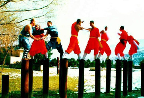 Các nhà sư Thiếu Lâm luyện tập trên thung. Ảnh: Chinatoday.