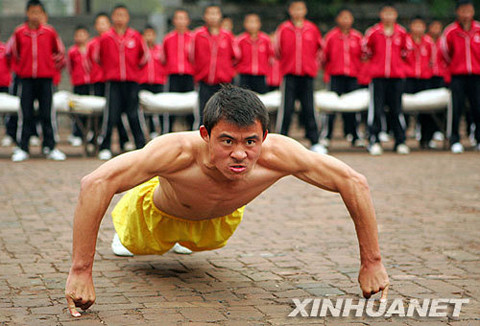 Theo võ sư Hàng Thanh của Việt Nam, công phu nhất dương chỉ khi luyện đại thành có thể phát âm kình đánh người táng mạng mà không cần chạm tay còn tiểu thành thì ngón tay cũng cứng như chiếc dùi thép có thể đâm, điểm đối phương như binh khí. Ảnh: Tân Hoa Xã.