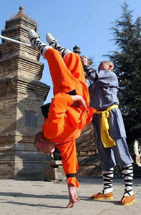 Một nhà sư dùng 2 ngón tay chống đỡ toàn bộ trọng lượng cơ thể mình. Ảnh: Chinatoday.