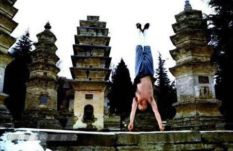 Thứ hai là nhất dương chỉ, môn công phu luyện cho ngón tay cứng như chiếc dùi thép để dùng khi điểm huyệt đối thủ. Trong ảnh là một nhà sư trồng cây chuối chỉ với 2 ngón tay. Ảnh: Chinatoday.