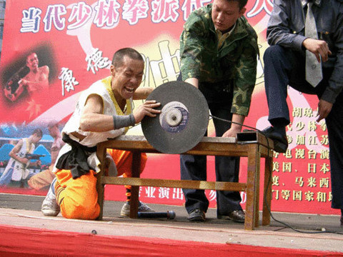 Hoặc dùng tay không giữ chết đứng chiếc máy cắt. Ảnh: Chinatoday.