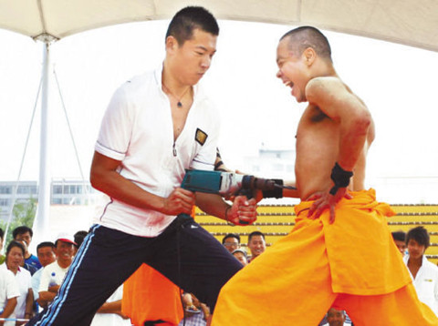 Một điều nữa không thể không nhắc đến là nội công. Người ta tin rằng chùa Thiếu Lâm sở hữu hai bí kíp là Dịch cân kinh và Tẩy tủy kinh do tổ sư Đạt Ma viết. Điều này hãy còn nằm trong tranh cãi nhưng các nhà sư Thiếu Lâm quả thực có thể biểu diễn những công phu đáng sợ như trong hình là lấy khoan điện khoan vào người. Ảnh: Chinatoday.