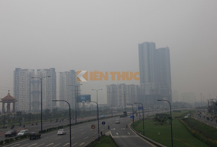 Một góc xa lộ Hà Nội.