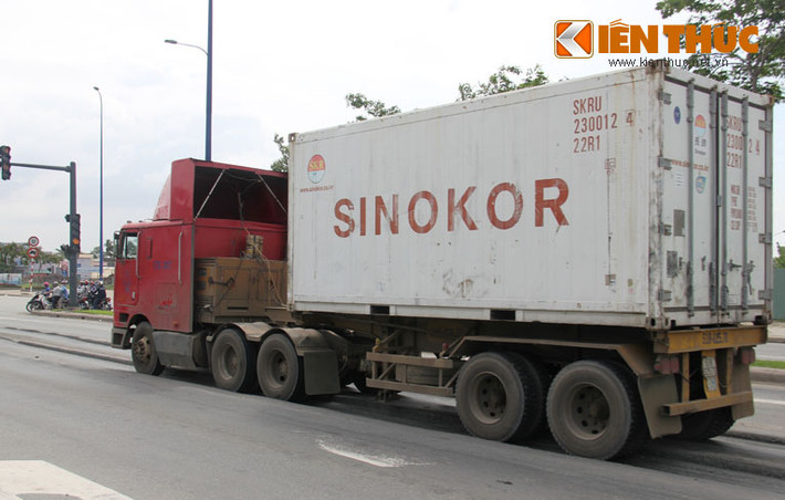 Đại lộ Đông Tây có số vốn đầu tư hàng nghìn tỷ đồng, sau gần đúng 4 năm đưa vào sử dụng (8/2010), tuyến đường này đã liên tục xảy ra tình trạng trồi nhựa, sụp lún và đã nhiều lần sửa chữa nhưng vẫn tái diễn.