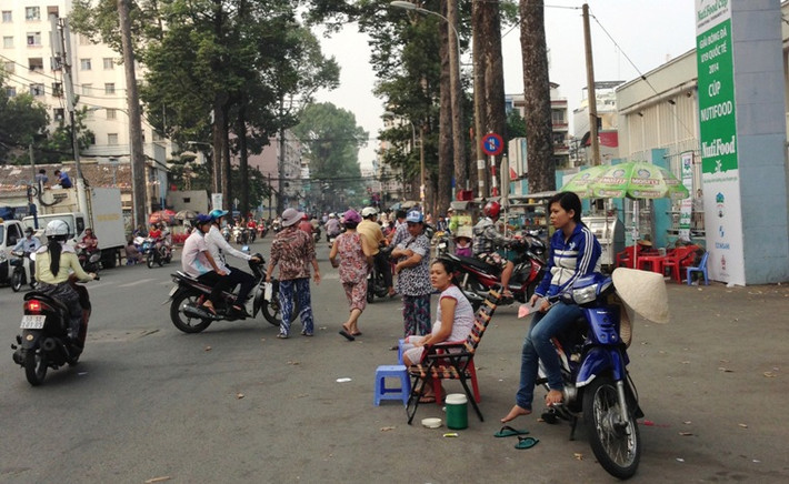 Phía trước sân vận động cũng "nóng" không kém khi đội ngũ bán vé chợ đen đang "hoạt động hết công suất".