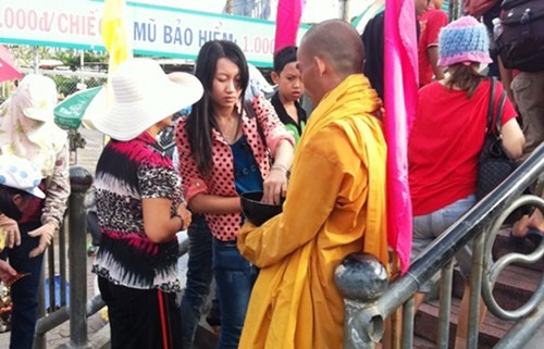 Trong ảnh là đối tượng thanh niên có sức khỏe nhưng giả danh nhà sư xin tiền của khách đến tham quan Khu du lịch Suối Tiên, quận 9.