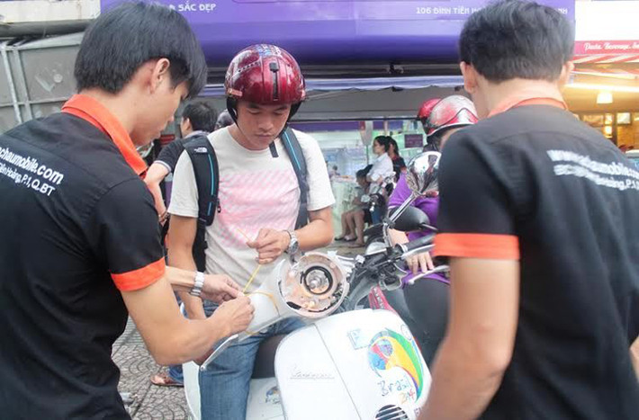 Vài giờ sau, chủ cửa hàng đã liên hệ với đơn vị thi công lắp bảng quảng cáo đến để khắc phục hậu quả và xem xét việc đến bù thiệt hại cho khách hàng.