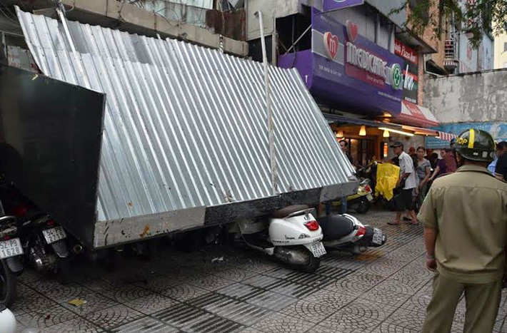 Anh Lê Quốc Thịnh, bảo vệ cửa hàng Viễn thông, người cách "thần chết" chỉ vài giây sau sự cố bàng hoàng kể lại: "Khi cơn mưa vừa dứt, tôi định ra phía trước để tiếp tục trông xe thì tấm biển quảng cáo của cửa hàng dài khoảng 4m, rộng 3m đổ ầm xuống đường".