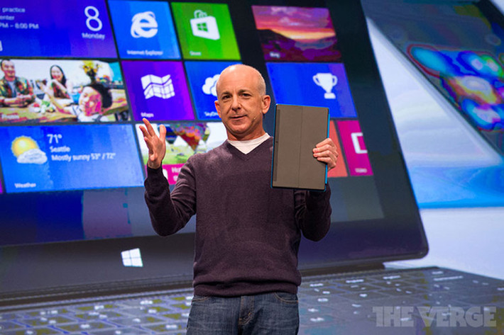 Microsoft trả Sinofsky 14 triệu USD để ông này không làm việc cho các hãng đối thủ. Steven Sinofsky từng là người đứng đầu nhóm phát triển Windows và Surface nên Microsoft hẳn có lý do để lo lắng trước khả năng cựu nhân viên của mình đầu quân cho các hãng như Google, Apple, Facebook… Thỏa thuận này sẽ có hiệu lực đến ngày 31/12/2013.
