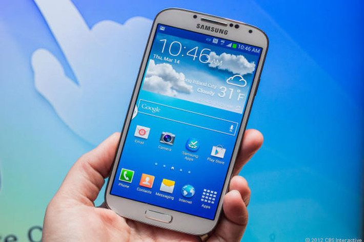 Samsung phủ nhận “chơi bẩn” trong cuộc kiểm tra với Galaxy SIV. Trước đó, Samsung Galaxy SIV đã bị buộc phải trải qua cuộc thử nghiệm tiêu chuẩn kỹ thuật và họ đã thất bại. Theo trang mạng kỹ thuật AnandTech, mã trên máy điện thoại đã ép xung bộ vi xử lý, khiến nó đưa ra những chỉ số không thật với một số công cụ thử nghiệm tiêu chuẩn thường dùng.
