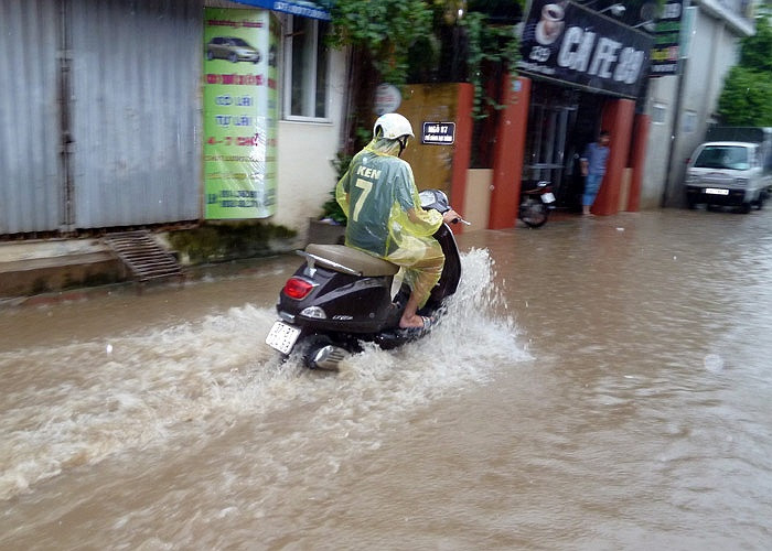 Một chiếc xe rồ ga mong thoát khỏi khu vực ngập sâu.