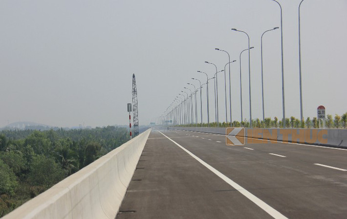Hai bên đường còn nhiều đồng ruộng với phong cảnh hữu tình.