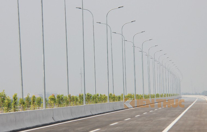Các công trình hạ tầng phụ kèm theo như hệ thống điện chiếu sáng, dải phân cách, cây xanh, hệ thống biển báo đã hoàn chỉnh chờ ngày thông xe.