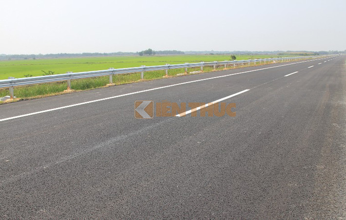 Đồng lúa xanh ngút ngàn tạo vẻ đẹp trên đoạn đường cao tốc hiện đại
