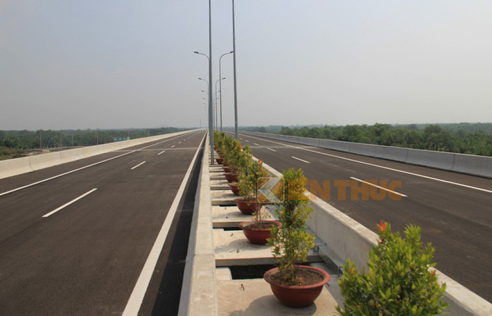 Trên đoạn cao tốc sắp đưa vào khai thác, mỗi chiều đường có ba làn xe, mỗi làn rộng 3-4m.
