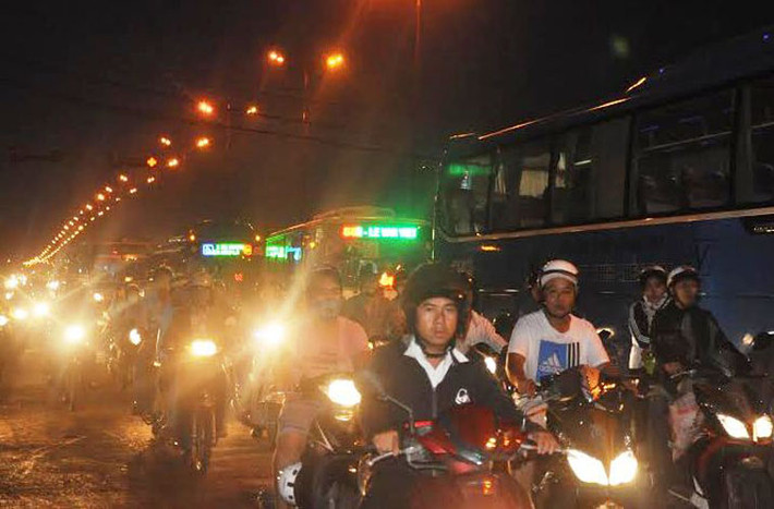 Trên các tuyến quốc lộ cửa ngõ ra thành phố như QL1 (về các tỉnh miền Tây), xa lộ Hà Nội (về các tỉnh miền Đông, miền Trung); đường vành đai phía Đông (về cao tốc TP HCM- Long Thành) kẹt cứng phương tiện.
