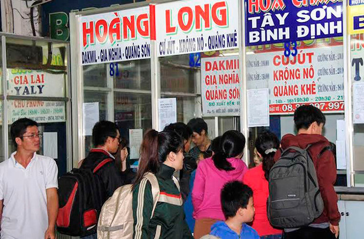 Tại bến xe Miền Đông (nơi xe khách về các tỉnh miền Đông, miền Trung, phía Bắc) đã trong tình trạng quá tải vì có quá đông người. Nhân viên phòng bán vé các tuyến phải hoạt động hết công suất nhưng vẫn không thể đáp ứng nhanh chóng nhu cầu của hành khách.