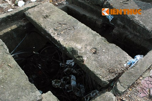 Tại Hà Nội, cũng có không ít những chiếc hố ga, cống không đậy nắp vẫn ngày ngày bẫy người dân đi qua. Đây là miệng hố cống nằm ngay ngã tư phố Tân Mỹ - Đỗ Xuân Hợp, quận Nam Từ Liêm, Hà Nội (cạnh Bệnh viện Thể thao). Khu vực này đã xảy ra vụ nước cuốn trôi bác sĩ Bệnh viện Thể thao xuống cống khi đi trên vỉa hè đường ngập vào năm 2008.