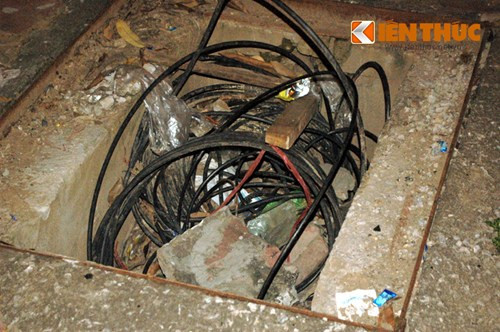 Miệng hố ga ở lòng đường Xuân Thủy, quận Cầu Giấy, Hà Nội, đối diện bến xe Mỹ Đình.