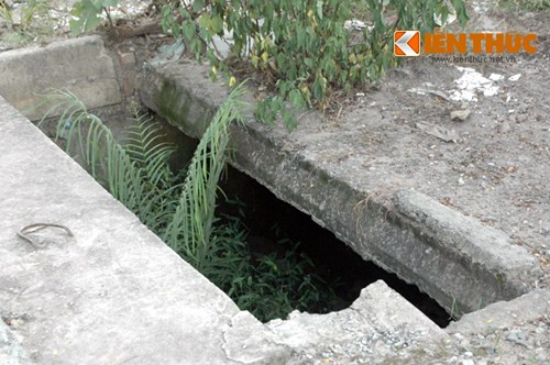 Miệng hố này nằm cạnh ngã tư Đại lộ Thăng Long - Khuất Duy Tiến, Hà Nội, khu vực thường xuyên xảy ra ngập mỗi khi mưa.