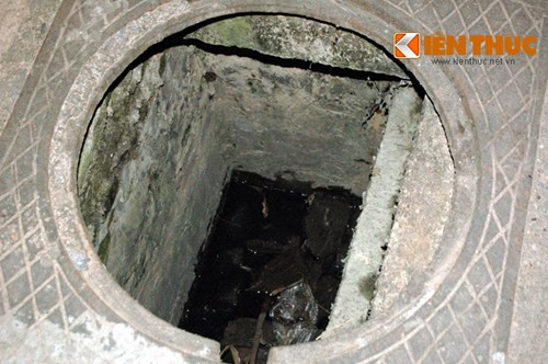Hố ga không nắp, nằm trên đường 32 đoạn đối diện trường ĐH Công Nghiệp, Hà Nội. Anh Nguyễn Tuấn Minh (36 tuổi, ở Nam Định) người hành nghề xe ôm cho biết: "Miệng hố này xuất hiện khá lâu rồi, nhưng chưa có cơ quan chức năng nào cho làm lại. Mới đây, có người sơ ý ngã xuống miệng hố này vào buổi tối, nhưng may là chỉ bị thương nhẹ".