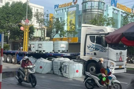 Xe đầu kéo làm rơi nhiều thùng chất lỏng bốc mùi, gây cay mắt