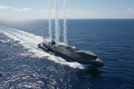 Trung Quốc âm thầm chế tạo tàu tên lửa bán ngầm?