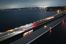 Đường sắt nhẹ đầu tiên trên thế giới băng qua cầu nổi