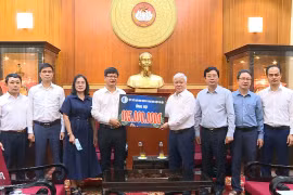 Chủ tịch Đỗ Văn Chiến tiếp nhận ủng hộ từ Tập thể sinh viên K15 Trường Đại học Luật Hà Nội