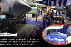 Chiếc tàu ngầm xuất hiện ở một góc xa trong bức ảnh do KCNA công bố.