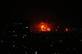 Ngọn lửa bốc lên từ một kho chứa dầu ở phía nam thủ đô Tehran khi các cuộc không kích diễn ra. Ảnh: AP