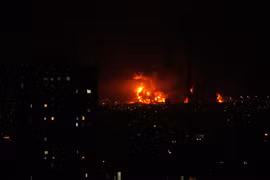 Ngọn lửa bốc lên từ một kho chứa dầu ở phía nam thủ đô Tehran khi các cuộc không kích diễn ra. Ảnh: AP