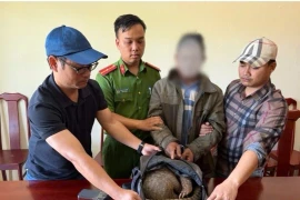 Công an chặn bắt quả tang kẻ bẫy tê tê đem bán
