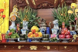 Dưới chân bàn thờ cấm kỵ đặt 5 thứ này kẻo gia đình lục đục