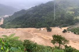 Sau tiếng nổ long trời, quả núi trôi tuột theo dòng suối