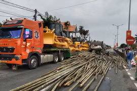 Xe tải chở tre tông đuôi xe đầu kéo trên quốc lộ, một người tử vong