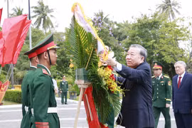 Tổng Bí thư, Chủ tịch nước Tô Lâm dâng hương tưởng niệm Chủ tịch Hồ Chí Minh
