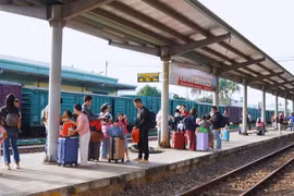 Nhộn nhịp cảnh người rời Ga Quảng Ngãi