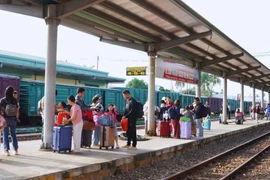 Nhộn nhịp cảnh người rời Ga Quảng Ngãi