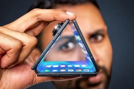 Samsung ra mắt TriFold, gập 3 mở ra rộng 10 inch, giá 66 triệu đồng