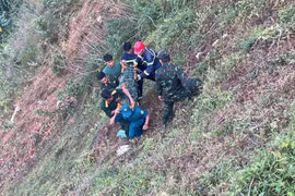 Tiếp cận vực sâu 200m cứu hộ nạn nhân tai nạn giao thông