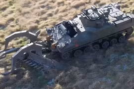 Anh biến xe chiến đấu bộ binh Warrior thành robot dò mìn