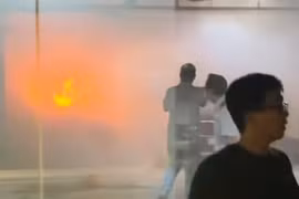 Xe BMW bốc cháy trong hầm trung tâm thương mại ở TP HCM