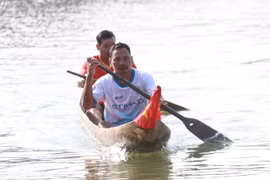 Ngoạn mục đua thuyền độc mộc trên dòng Đăk Bla