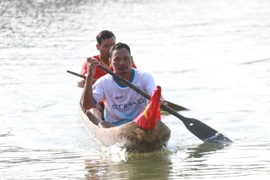 Ngoạn mục đua thuyền độc mộc trên dòng Đăk Bla